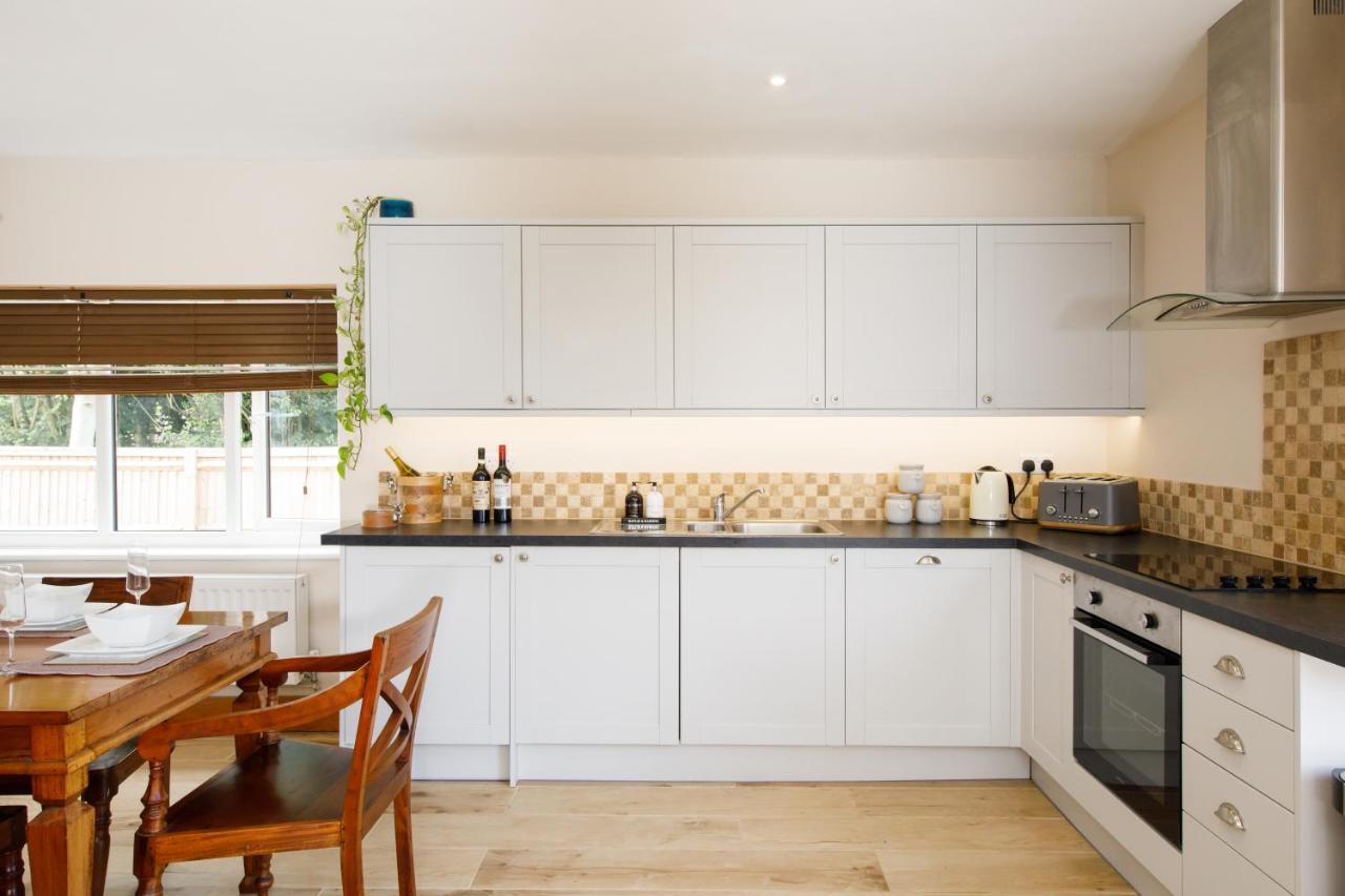 'Orchard Croft Lodge - Chichester', Book-Direct, New Home 1,367 Sq' Ft' , Can Sleep 8 On Request , Split & Link 'Super King' Size Beds, Free Wi-Fi, Sky Tv & Sky Sports, 9 - Minutes From West Wittering Beach, Very Quiet Location, Dog Friendly Exterior foto