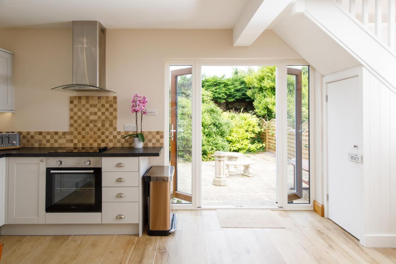 'Orchard Croft Lodge - Chichester', Book-Direct, New Home 1,367 Sq' Ft' , Can Sleep 8 On Request , Split & Link 'Super King' Size Beds, Free Wi-Fi, Sky Tv & Sky Sports, 9 - Minutes From West Wittering Beach, Very Quiet Location, Dog Friendly Exterior foto
